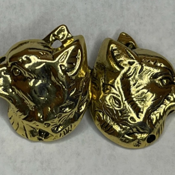 Gold Wolf Cloak clasp - Picture 3 of 4